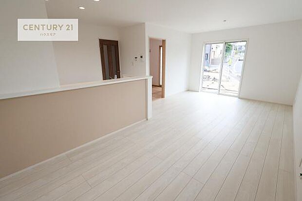 心地良いリビングは家族が自然と集まります。家族団欒の時間が増えそうです。ご家族と、より一層充実した時間を過ごせそうですね。明るく開放的な空間です。