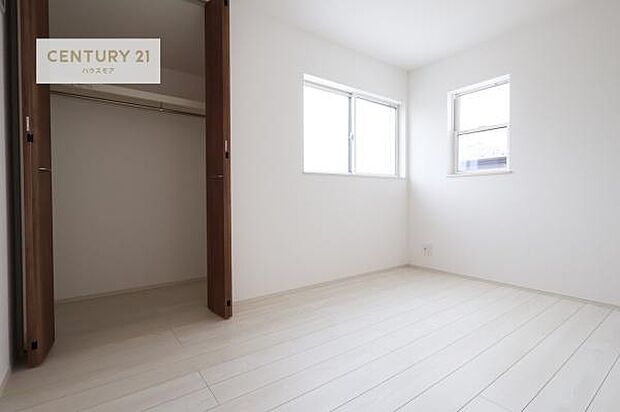 掃き出し窓がないお部屋は、お子様のお部屋としても安心です!収納スペースも充実しているので散らかったお部屋をサッと片付けられます!