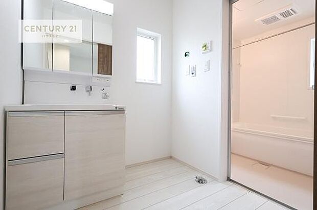 小窓付きの明るい洗面室です!湿気もすぐに入れ替えができて清潔に保つことができます!自然光が差し込むのでお化粧の仕上がりも良くなりますね!