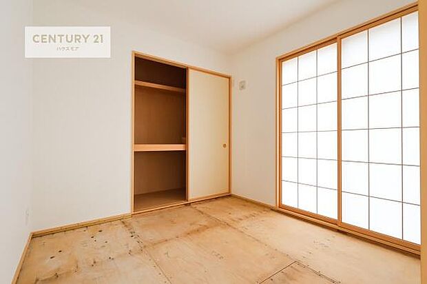 まだ畳は敷かれていませんが、和室ではお子様が転んでも怪我をする心配はほとんどありません。家事の合間にママやパパが寝ころんで使える休憩スペースとしても利用可!