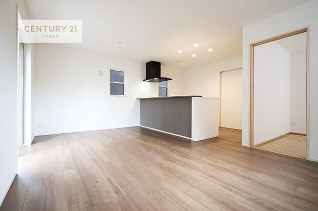 心地良いリビングは家族が自然と集まります。家族団欒の時間が増えそうです。ご家族と、より一層充実した時間を過ごせそうですね。明るく開放的な空間です。