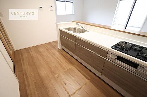 大人気の対面式システムキッチンを採用しています!ご家族のコミュニケーションが自然と増える設計です。お子様にも目が届くので嬉しいですね。収納力もあります!