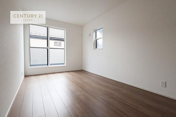 バルコニーに面した洋室。優しい光が差し込む洋室は、朝の目覚めも気持ちが良さそうですね。おうち時間もゆったりと過ごすことができます。