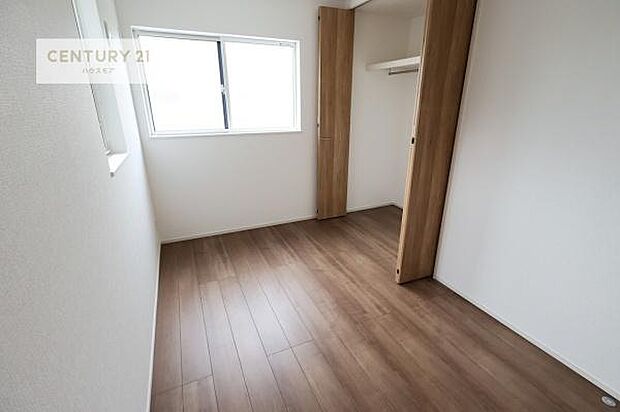 掃き出し窓がないお部屋は、お子様のお部屋としても安心です!収納スペースも充実しているので散らかったお部屋をサッと片付けられます!