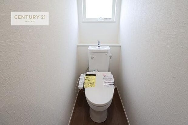 1・2階にトイレがございます!朝の忙しい時間帯も待たずにすみそうですね。白を基調とした清潔感のあるトイレでお手入れがしやすいです!