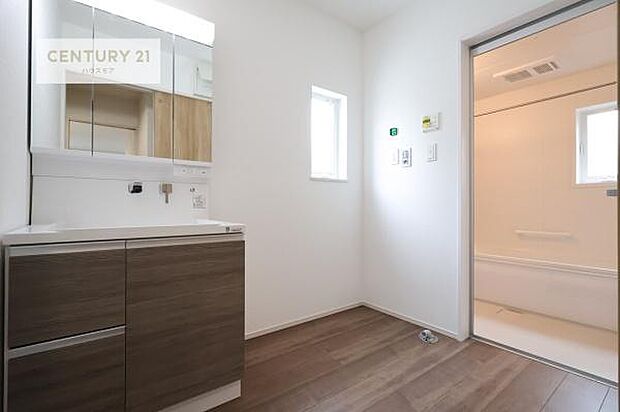 三面鏡仕様の洗面所は、身だしなみがしやすい造り!裏は収納になっています。ドライヤーやお化粧道具を片付けられるので洗面台周りをスッキリと見せることが出来ます!