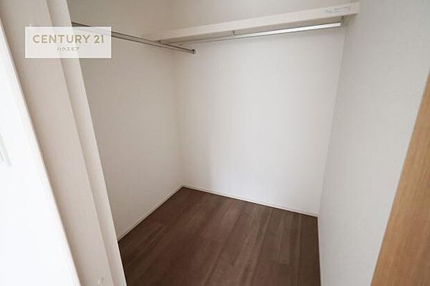 ウォークインクローゼット付きです。たくさんのお洋服などを収納しておけそうですね!他にも扇風機や加湿器など季節物の大きな家電も収納できます。