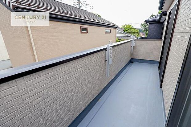 広々としているバルコニーです!お洗濯物を干すのはもちろん風に当たりながらくつろぎタイムが送れます!