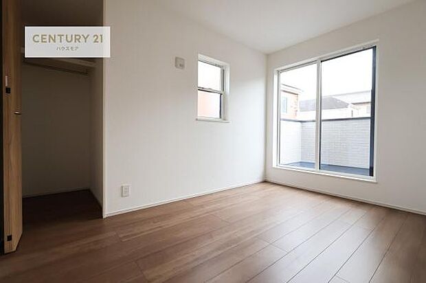 バルコニーに面している洋室です。明るく温もりがあり、換気もしっかりできます!朝起きて、外に出て背伸びをしつつ深呼吸をし良い朝を迎え入れることが出来そうですね!