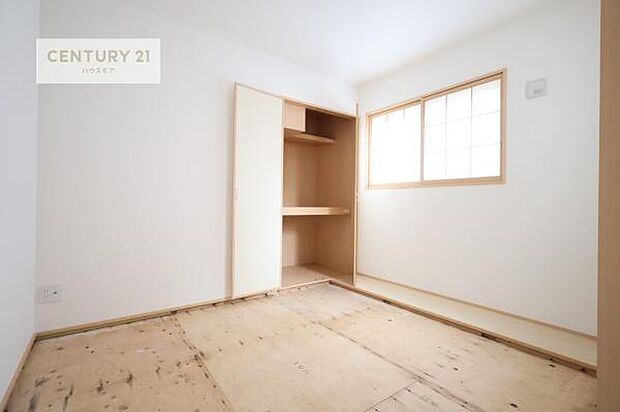 まだ畳は敷かれていませんが、和室ではお子様が転んでも怪我をする心配はほとんどありません。家事の合間にママやパパが寝ころんで使える休憩スペースとしても利用可!