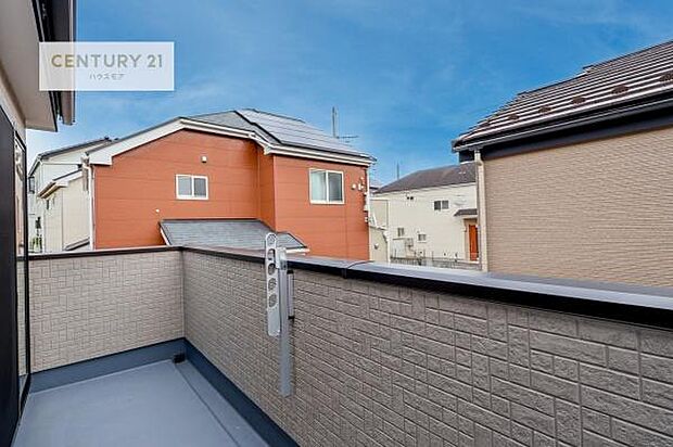 晴れた日には青い空を見渡せる開放的な時間を楽しめます。気持ちの良い風が通り抜ける街並みです!