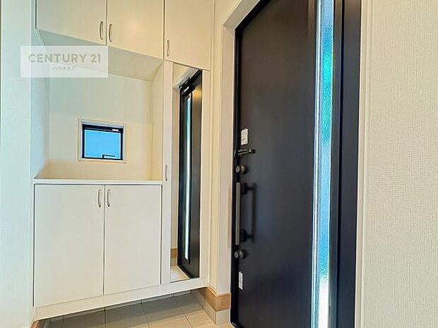 シューズボックス付きなので、玄関が片付きお掃除がしやすいです！スッキリした玄関で戸を開けた瞬間、清潔感のある心地いい空間が出迎えてくれます。（同仕様）