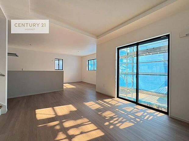 陽当たりや風通しの良さを活かした2階リビング。外からの視線も気にならず、開放感たっぷりの空間で家族の時間をゆったり過ごせます。