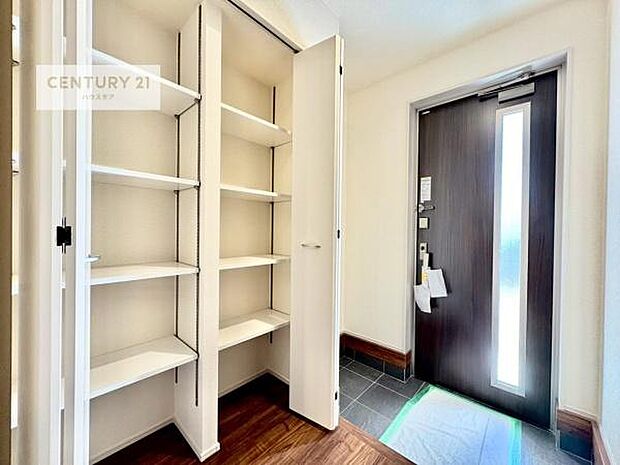 シューズボックス付きなので、玄関が片付きお掃除がしやすいです!スッキリした玄関で戸を開けた瞬間、清潔感のある心地いい空間が出迎えてくれます。