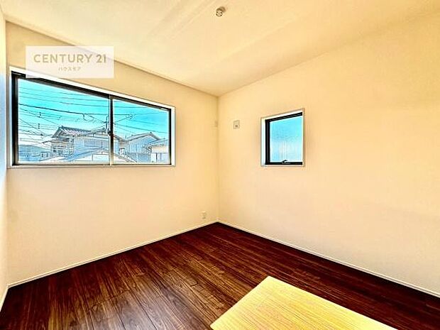 掃き出し窓がないお部屋は、お子様のお部屋としても安心です!収納スペースも充実しているので散らかったお部屋をサッと片付けられます!