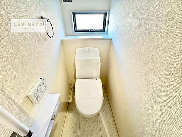 1・2階にトイレがございます!朝の忙しい時間帯も待たずにすみそうですね。白を基調とした清潔感のあるトイレでお手入れがしやすいです!