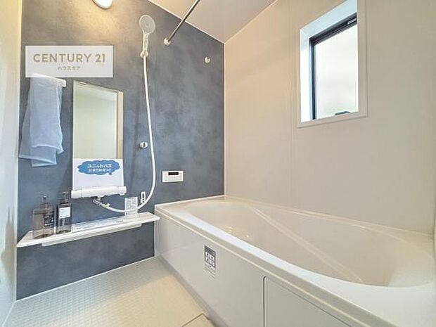 1日の疲れをしっかりと癒してくれる浴室です。おうちの素敵なリラクゼーション場所ですね。（同仕様）