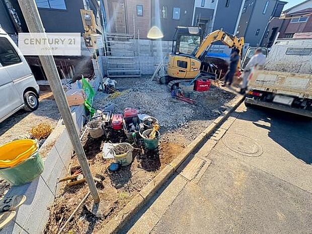 駐車スペースは2台分あります！セカンドカーはもちろん、バイクや自転車なども置き場所に困りません。