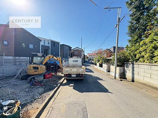 前面道路は6ｍ！陽当り良好な立地です。車庫入れが苦手な方も安心ですね。