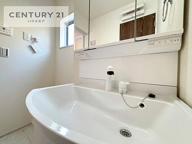 洗面台のボウルが深く床に水が跳ねにくいです！それにお掃除がしやすい使い勝手の良い白を基調とした清潔感のある洗面台で気持ちよくお使いいただけます！（同仕様）