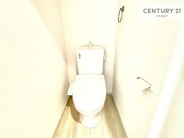 1・2階にトイレがございます！朝の忙しい時間帯も待たずにすみそうですね。白を基調とした清潔感のあるトイレでお手入れがしやすいです！