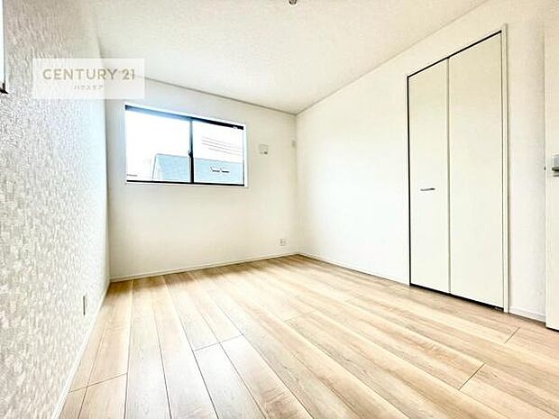 掃き出し窓がないお部屋は、お子様のお部屋としても安心です！収納スペースも充実しているので散らかったお部屋をサッと片付けられます！