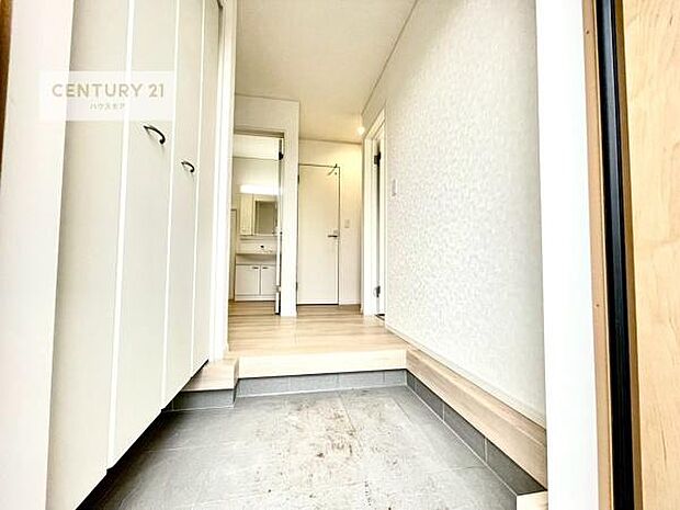 疲れて帰ってきても、ただいま！を言いたくなる、優しく迎え入れてくれる空間になっています。明るく温もり溢れる玄関です！