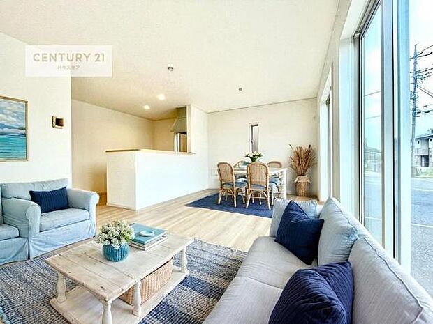 家具はCGパースです。心地良いリビングは家族が自然と集まります。家族団欒の時間が増えそうです。ご家族と、より一層充実した時間を過ごせそうですね。明るく開放的な空間です。