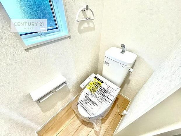 1・2階にトイレがございます！朝の忙しい時間帯も待たずにすみそうですね。白を基調とした清潔感のあるトイレでお手入れがしやすいです！