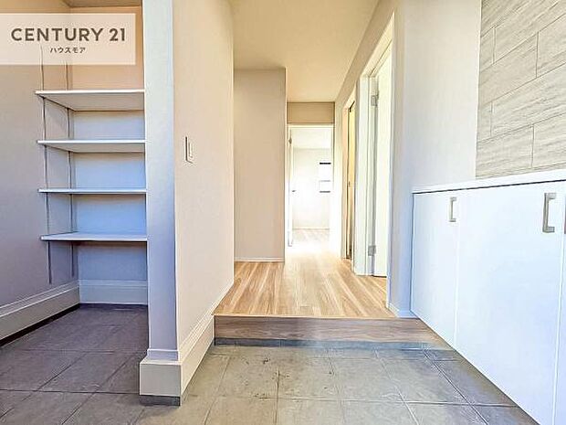 疲れて帰ってきても、ただいま!を言いたくなる、優しく迎え入れてくれる空間になっています。明るく温もり溢れる玄関です!