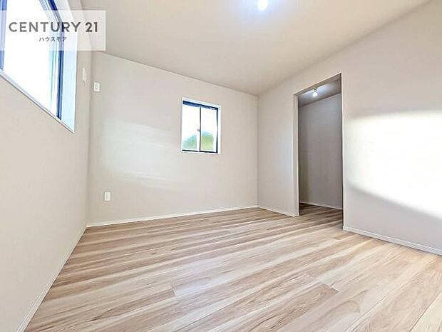 優しい光が差し込む洋室は、朝の目覚めも気持ちが良さそうですね。おうち時間もゆったりと過ごすことができます。優しい色合いのフローリングがどんな家具にもマッチします!