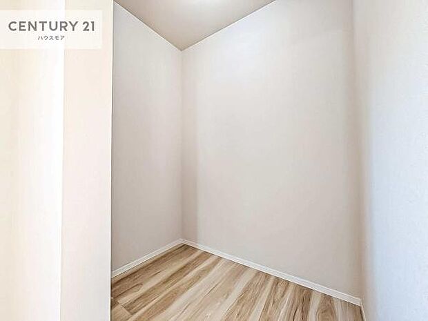 ウォークインクローゼット付きです。たくさんのお洋服などを収納しておけそうですね!他にも扇風機や加湿器など季節物の大きな家電も収納できます。