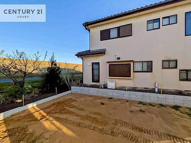 落ち着きある住宅街です!周囲には高い建物がなく、空が広く開放感があり、陽当たりを大きく遮られることもありません!気持ちの良い風が通り抜ける街並みです!