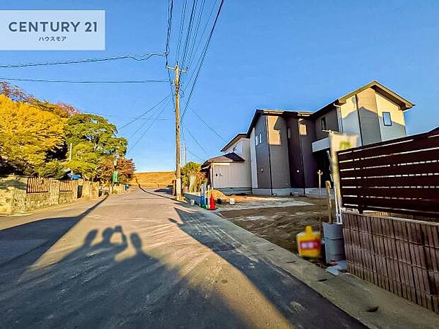 前面道8.3m!陽当り良好な立地です。車庫入れが苦手な方も安心ですね。