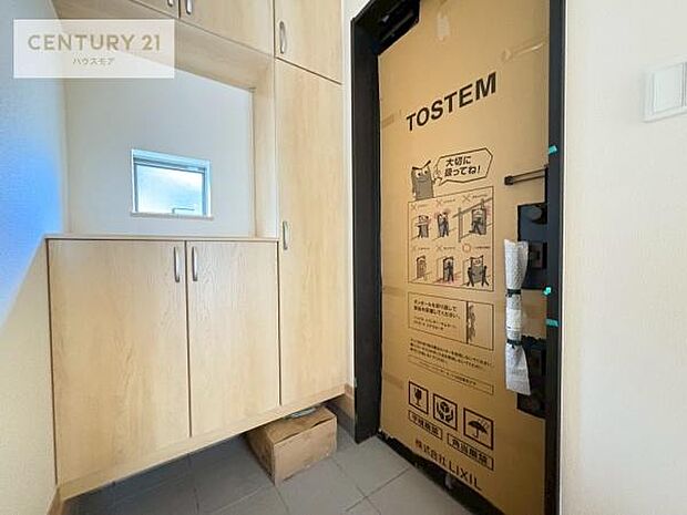 シューズボックス付きなので、玄関が片付きお掃除がしやすいです！スッキリした玄関で戸を開けた瞬間、清潔感のある心地いい空間が出迎えてくれます。