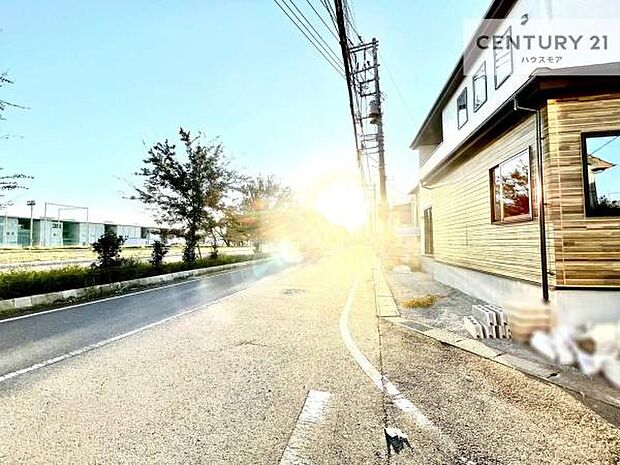 前面道路は6m!陽当り良好な立地です。車庫入れが苦手な方も安心ですね。