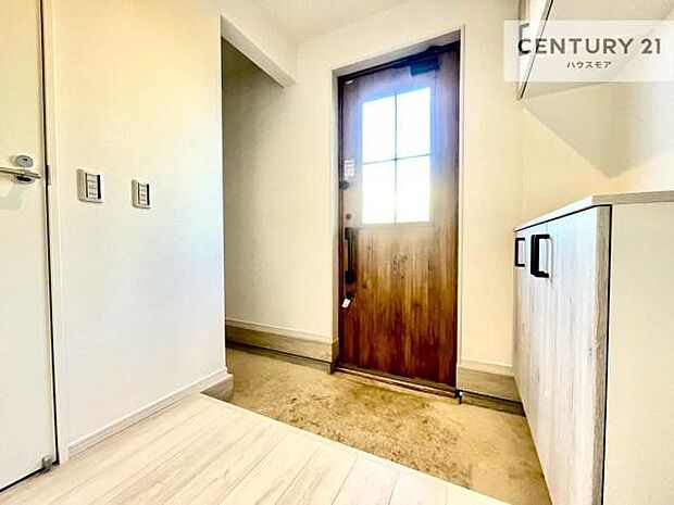 シューズボックス付きなので、玄関が片付きお掃除がしやすいです!スッキリした玄関で戸を開けた瞬間、清潔感のある心地いい空間が出迎えてくれます。