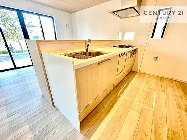 大人気の対面式システムキッチンを採用しています!ご家族のコミュニケーションが自然と増える設計です。お子様にも目が届くので嬉しいですね。広々使えて快適に作業が進みます。