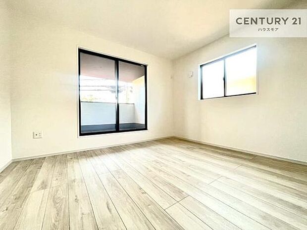 バルコニーに面している洋室です。明るく温もりがあり、換気もしっかりできます!朝起きて、外に出て背伸びをしつつ深呼吸をし良い朝を迎え入れることが出来そうですね!