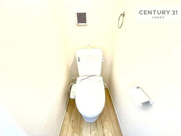 1・2階にトイレがございます!朝の忙しい時間帯も待たずにすみそうですね。白を基調とした清潔感のあるトイレでお手入れがしやすいです!
