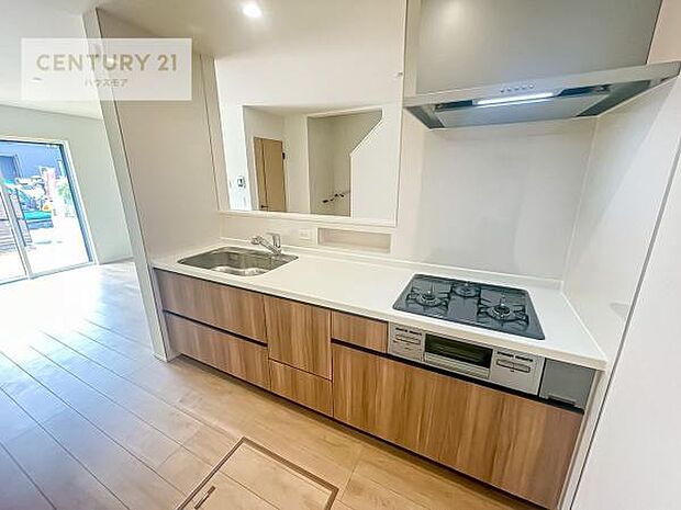 大人気の対面式システムキッチンを採用しています!ご家族のコミュニケーションが自然と増える設計です。お子様にも目が届くので嬉しいですね。収納力もあります!