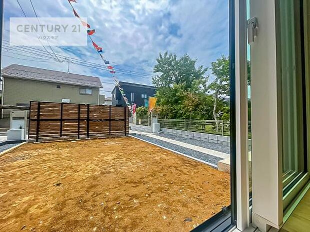 落ち着きある住宅街、気持ちの良い風が通り抜ける街並みです。晴れた日には青い空を見渡せる開放的な時間を楽しめます。気持ちの良い風が通り抜ける街並みです!