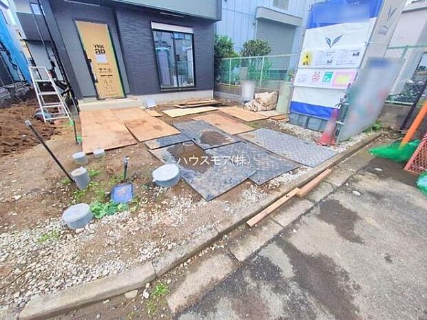 駐車スペースは2台分あります！セカンドカーはもちろん、バイクや自転車なども置き場所に困りません。