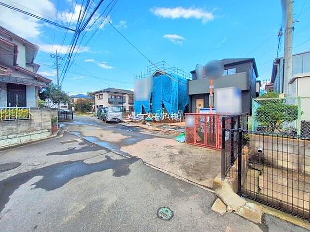 前面道路は4.4ｍ！陽当り良好な立地です。車庫入れが苦手な方も安心ですね。