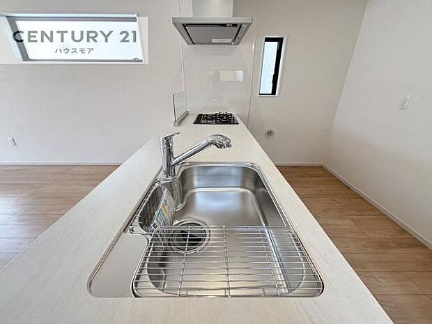 ワイドなシンクですね！水が跳ねにくく洗物がしやすい家事が楽々仕様のシステムキッチンです！デザイン性と機能性を兼ねたキッチンで清潔感がありますね！(同仕様)