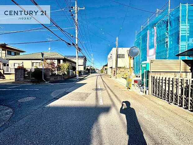前面道路は8.01m!陽当り良好な立地です。車庫入れが苦手な方も安心ですね。