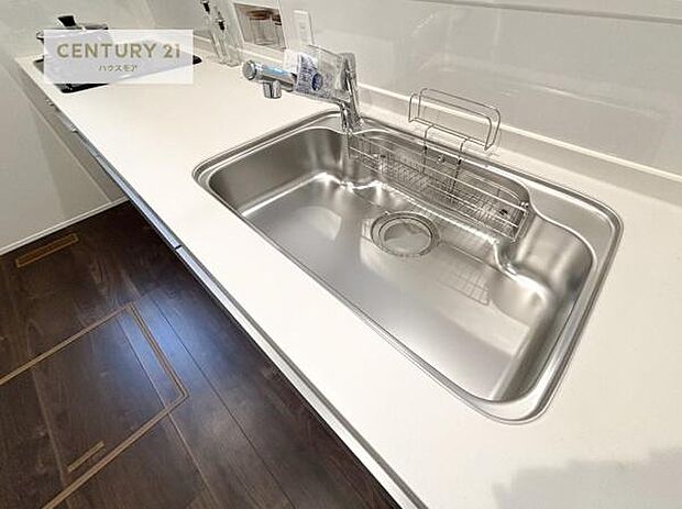 ワイドなシンクですね!水が跳ねにくく洗物がしやすい家事が楽々仕様のシステムキッチンです!デザイン性と機能性を兼ねたキッチンで清潔感がありますね!(同仕様)