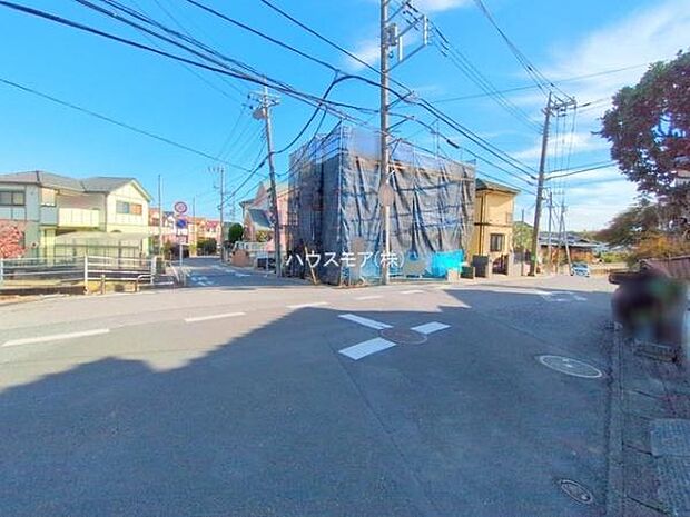 前面道路は6ｍ×6ｍ！陽当り良好な立地です。車庫入れが苦手な方も安心ですね。