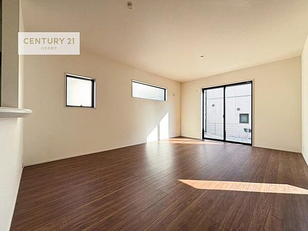 心地良いリビングは家族が自然と集まります。家族団欒の時間が増えそうです。ご家族と、より一層充実した時間を過ごせそうですね。明るく開放的な空間です。（同仕様）