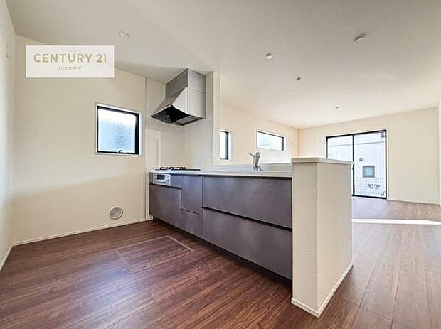 大人気の対面式システムキッチンを採用しています！ご家族のコミュニケーションが自然と増える設計です。お子様にも目が届くので嬉しいですね。収納力もあります！（同仕様）